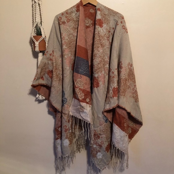 HOST PICK 💕😭🌿{ vintage } floral shawl w/ fringe - Picture 5 of 8